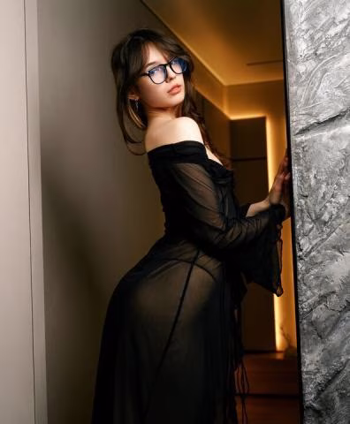 Thane aged housewife Call Girl
